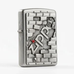 Detaliu emblemă Zippo din pewter pe brichetă Wall Emblem